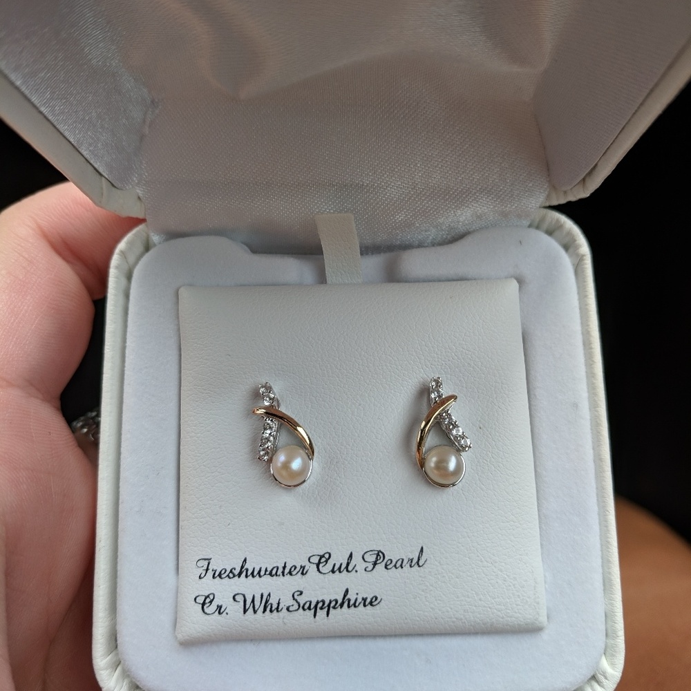 Freshwater cultured pearl earrings